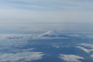 飛行機の窓から見た富士山